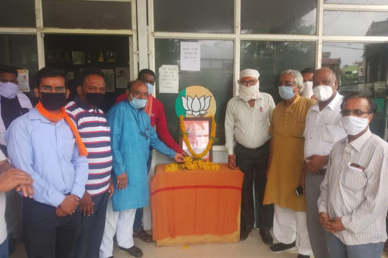 Dr. Shyama Prasad Mukherjee's death anniversary celebrated in MLA office in Sehore