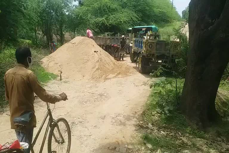 3 vehicles seized transporting sand in Jhabua