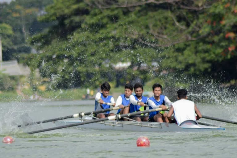 rowing players