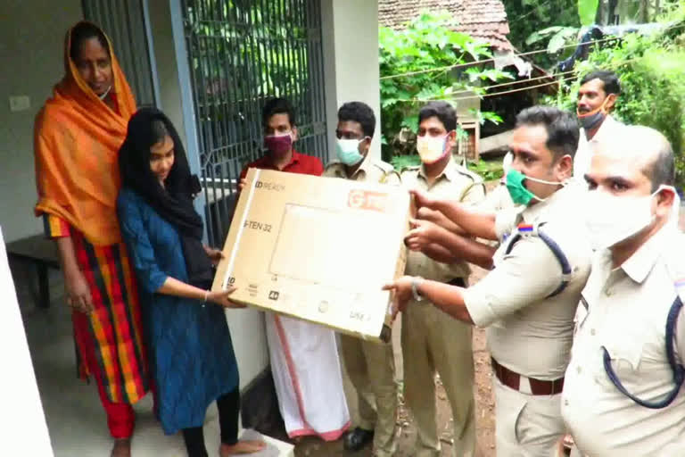 police give tv for the poor student  vengara police  വേങ്ങര പൊലീസ്  ഓണ്‍ലൈൻ ക്ലാസ്