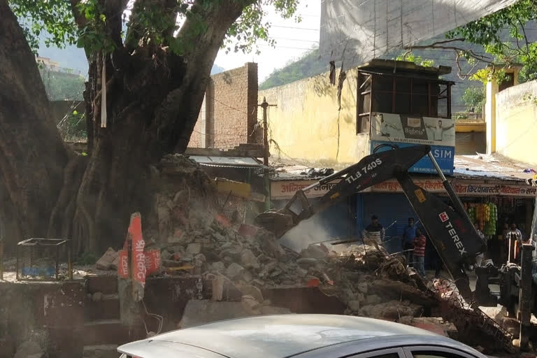 तोड़ा गया हनुमान मंदिर