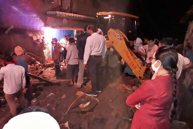 4 people died after falling in septic tank