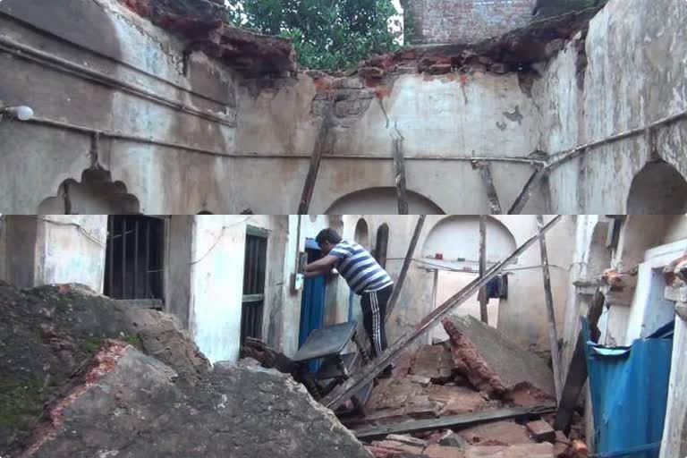 Old house roof collapsed in Bokaro