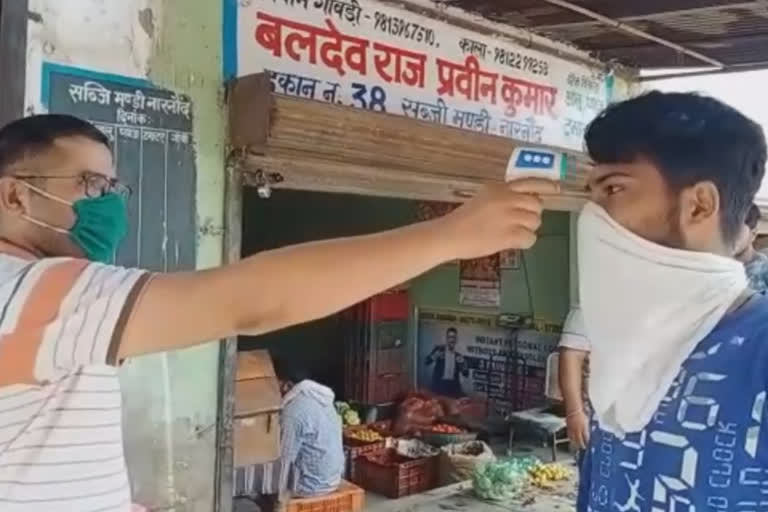 Thermal screening being done at Narnaund vegetable market