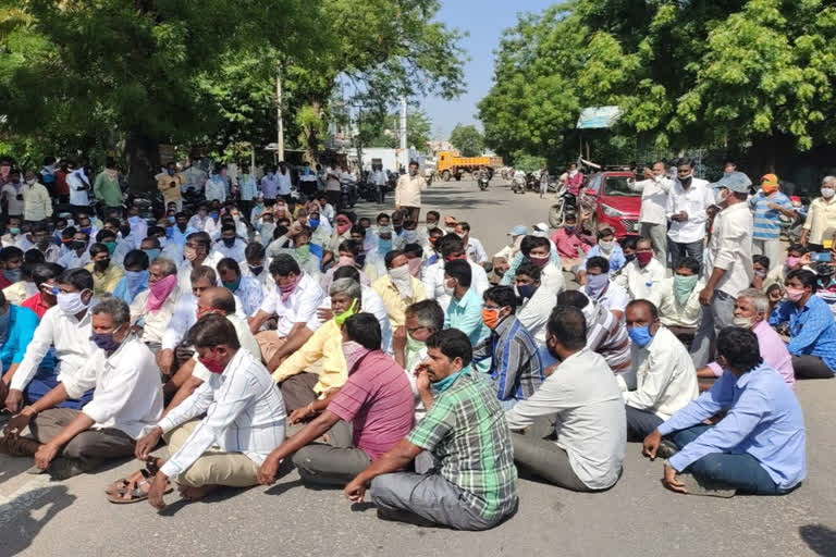 Padmashali Caste peoples Strike before the Alleru police station in Yadadri district