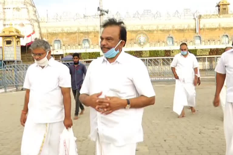 ongole mp magunta srinivasulu reddy visits tirumala for lord venkateshwara darshan