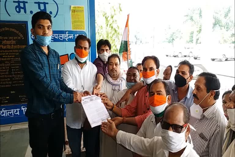 Congress workers giving memorandum