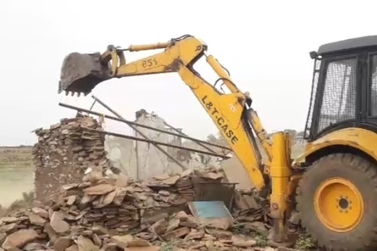 जेसीबी की मदद से अतिक्रमण हटाया, Encroachment removed with the help of JCB