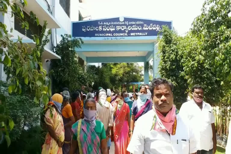 vegetables selling farmers protest at metpally municipal office in jagtial district