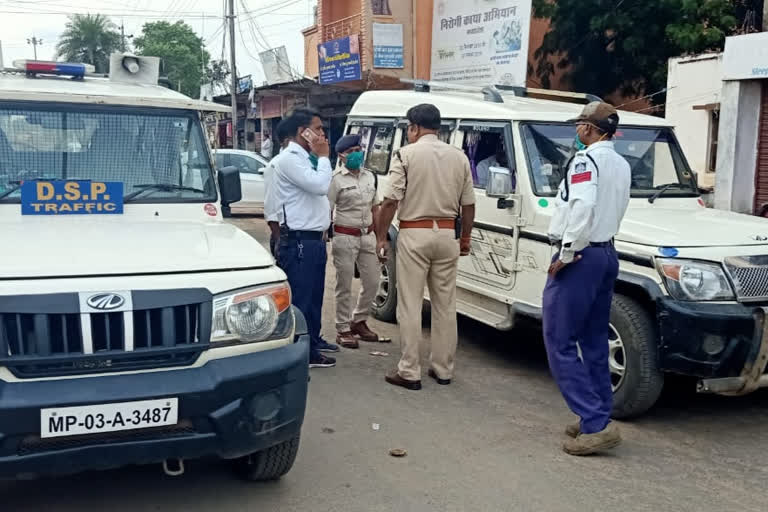 Traffic police arrested smuggler with ganja in Shahdol