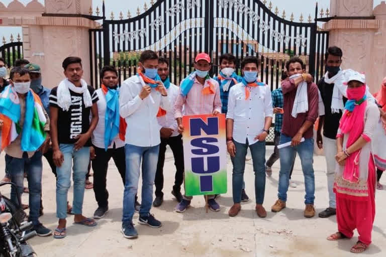 jodhpur news,  rajasthan news,  etvbharat news,  rajasthan hindi news,  बिलाड़ा में धरना प्रदर्शन,  Bilara NSUI students, जोधपुर की खबर