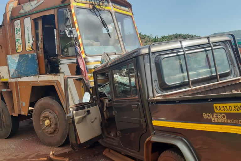 ಲಾರಿ ಮತ್ತು ಬುಲೆರೊ ವಾಹನಗಳ ನಡುವೆ ಮುಖಾಮುಖಿ ಡಿಕ್ಕಿ