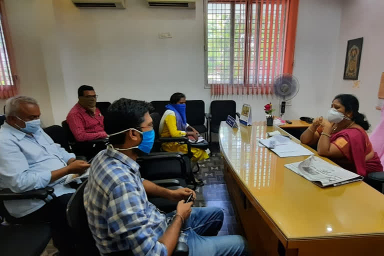 nizamabad mayor neethu kiran review meeting on rainy season