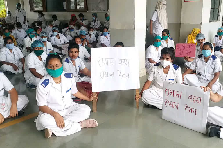 nurse strike outside panjabrao deshmukh hospital