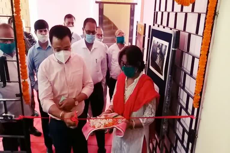 Palamu Suchana Bhawan became hi-tech, remodeling in Suchana Bhawan, Art exhibition organized in palamu, हाई-टेक हुआ पलामू सूचना भवन, पलामू सूचना भवन रीमॉडलिंग, पलामू में कला प्रदर्शनी का आयोजन