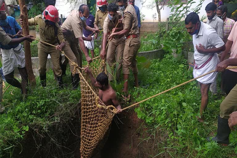 പശുവും ഉടമയും കിണറ്റില്‍പ്പെട്ടു; രക്ഷകരായി ഫയര്‍ഫോഴ്‌സ്