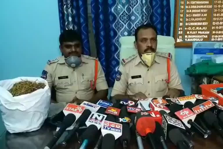 Younger men catches by policemen because selling Ganja