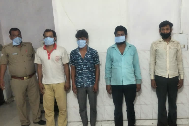 noida phase 2 police arrested four crooks in cloth theft case