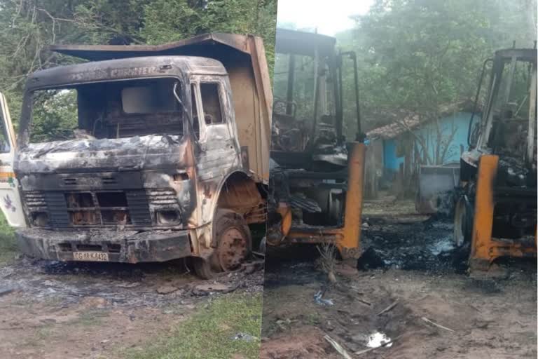 Naxals have set ablaze 6 vehicles in Chattisgarh