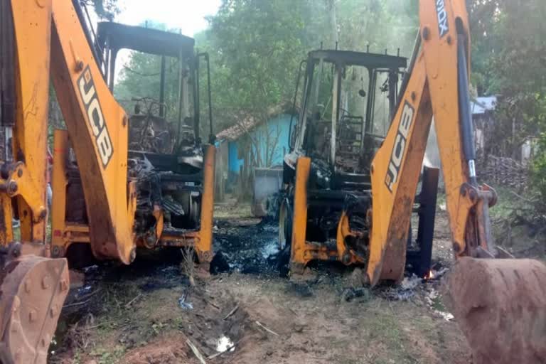 Naxals have set ablaze 6 vehicles in sukma