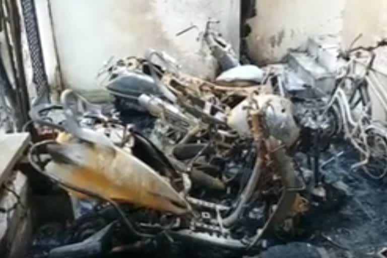 four-two-wheelers-fire-by-unknown-in-jalna