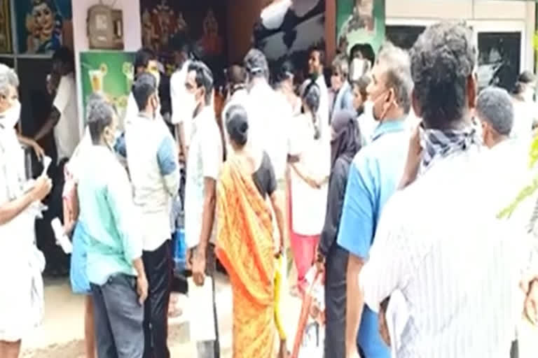 farmers made queue in front of bank no physical distance