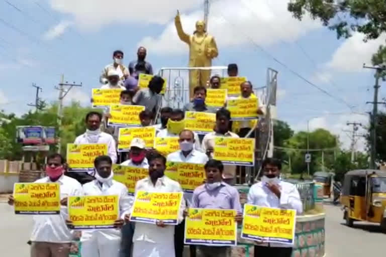 tdp protest against petrol , desel price at ananthapuram