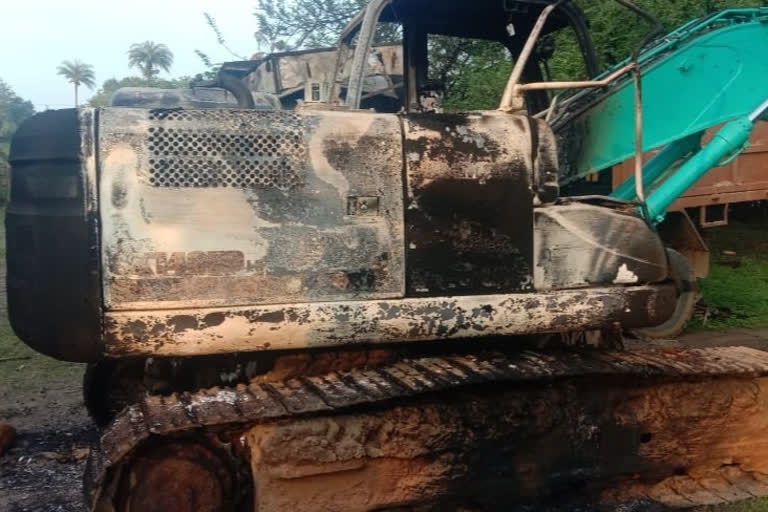 Naxals have set ablaze 6 vehicles in sukma