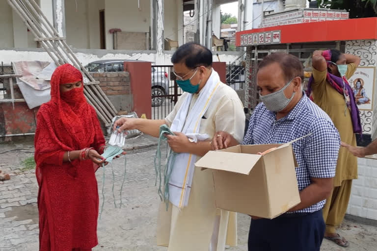 Hisar MLA Kamal Gupta distributed masks and sanitizers