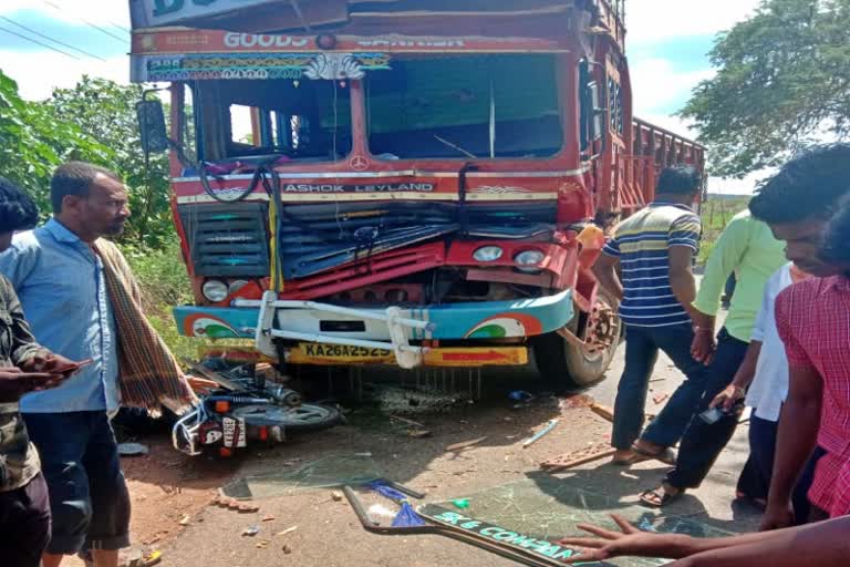 Truck lorry collides with students in gadag