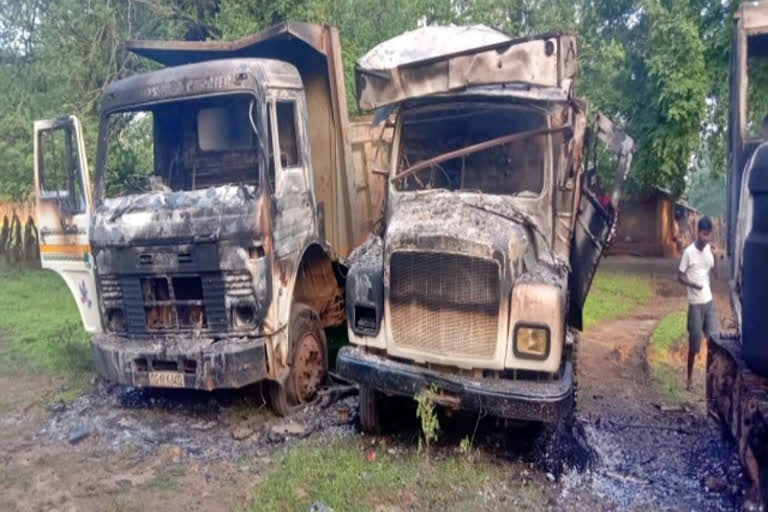 Naxals set ablaze 6 vehicles in sukma