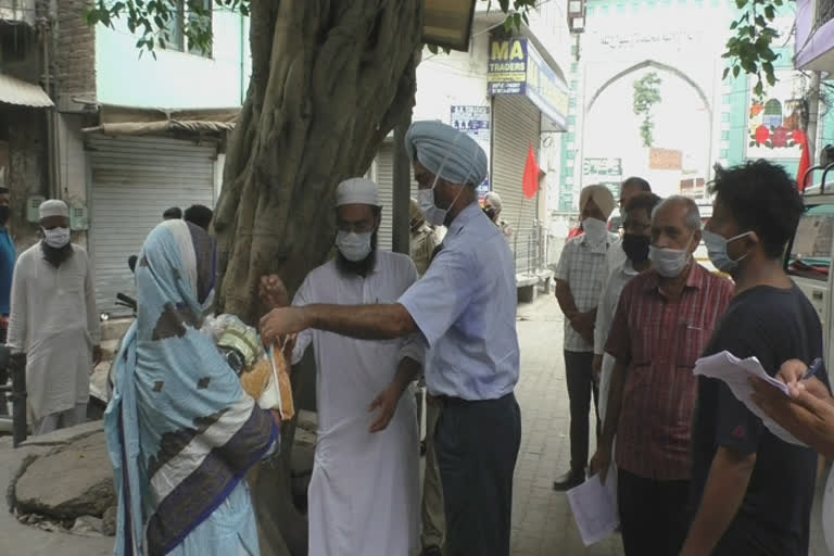 Impact of ETV bharat's news in malerkotla, sp manjeet singh brar distributes rations in sealed areas