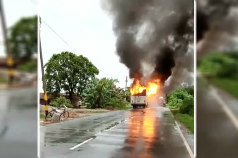 यात्री बस में लगी आग