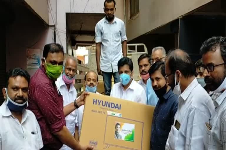 Rahul Gandhi  Rahul Gandhi MP's hand over TV for students  വിദ്യാർഥികൾ  ഓണ്‍ലൈന്‍  ഓണ്‍ലൈന്‍ പഠന സൗകര്യം  വയനാട് പാര്‍ലമെന്‍റ്  ആദിവാസി മേഖല  രാഹുല്‍ ഗാന്ധി എം.പി  മലപ്പുറം