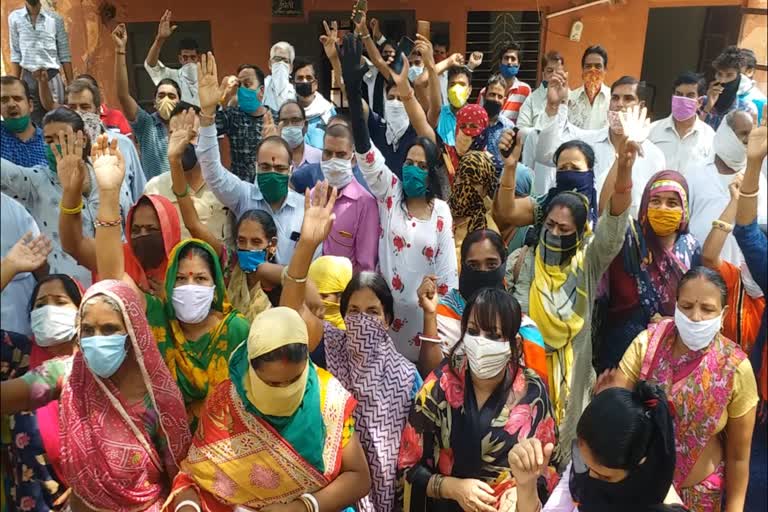 protest at PHED office in jaipur, Water crisis in Jaisinghpur Khor area