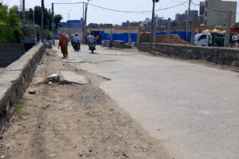 residents of khadda colony facing problem of road and garbage in badarpur