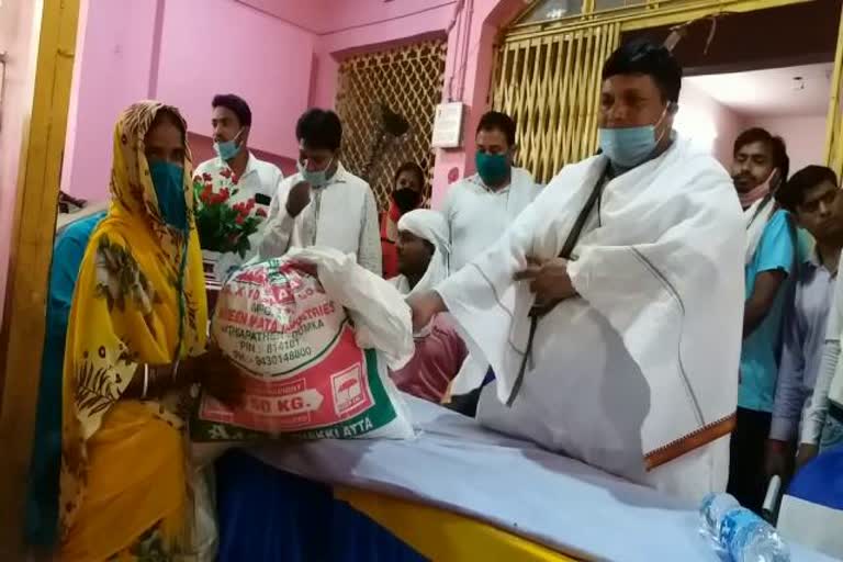 Minister Badal Patralekh distributed relief materials in in dumka, Agriculture Minister Badal Patralekh reached in Dumka, Ration distribution in Basukinath temple, कृषि मंत्री बादल पत्रलेख ने मंदिर में किया आश्रितों के बीच राहत सामग्री वितरण, कृषि मंत्री बादल पत्रलेख पहुंचे दुमका, बासुकीनाथ मंदिर में राशन वितरण