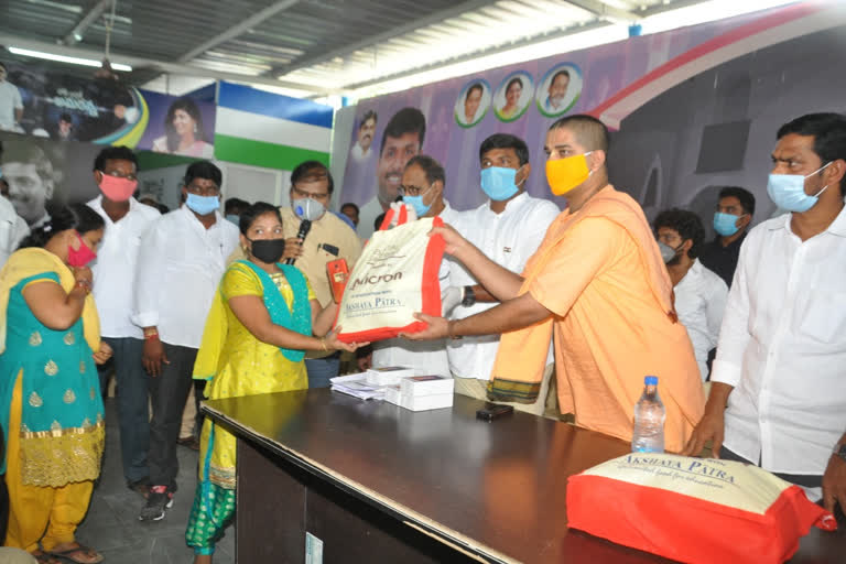 akshayapatra foundation given essential goods to volunteers in anakapalle