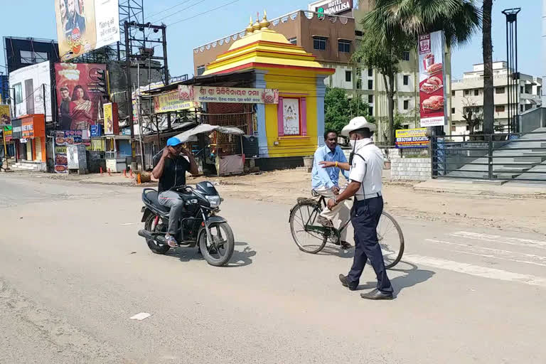 ସାମଜିକ ଦୂରତ୍ୱକୁ ସିଧାସଳଖ ଫୁ