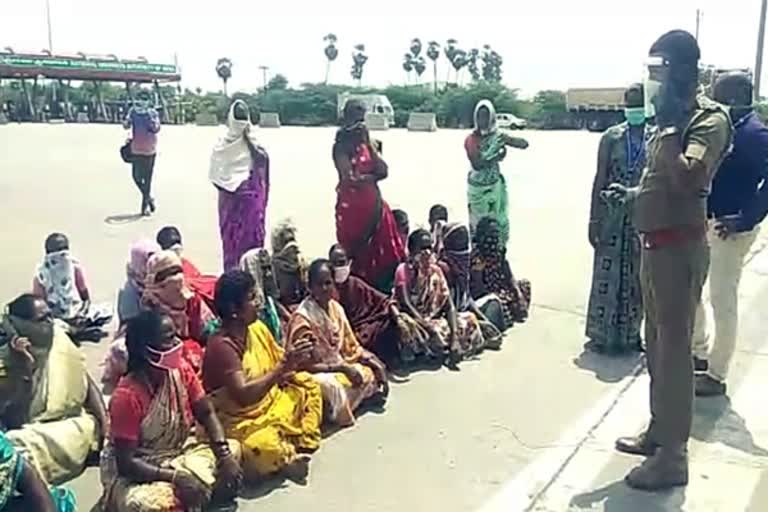 women-argue-to-police-in-thiruvallur