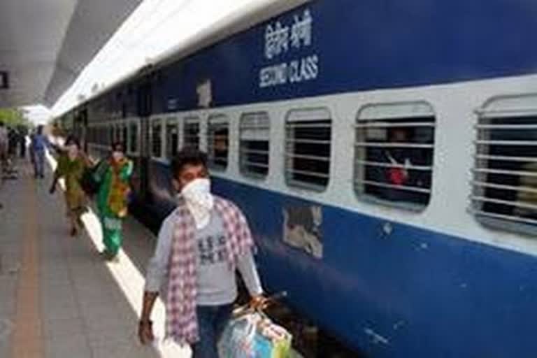 J-K residents evacuated coronavirus lockdown COVID-19 Udhampur railway stations ஜம்மு காஷ்மீர் கரோனா ஊரடங்கு மக்கள் வெளியேற்றம் சிறப்பு ரயில்கள்