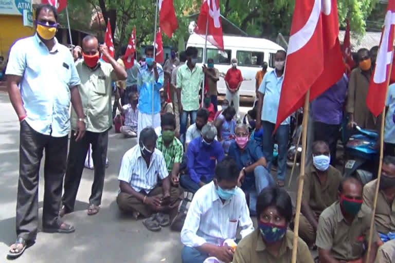 sanitary workers protest against layoff in  trichy