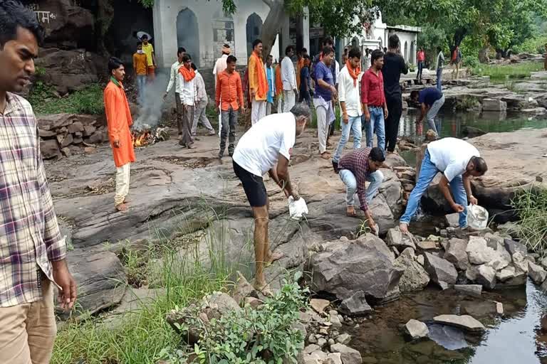 Union minister Prahlada Patel seen cleaning