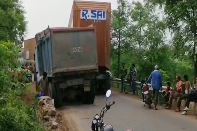 Collision dumper and trola, Road jam in panna