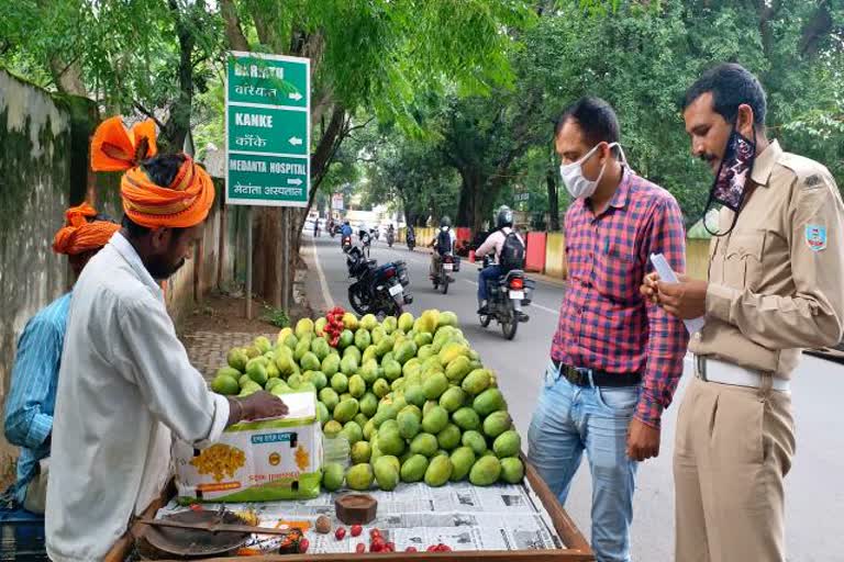 Mango shopkeepers suffering loss due to COVID-19 in ranchi