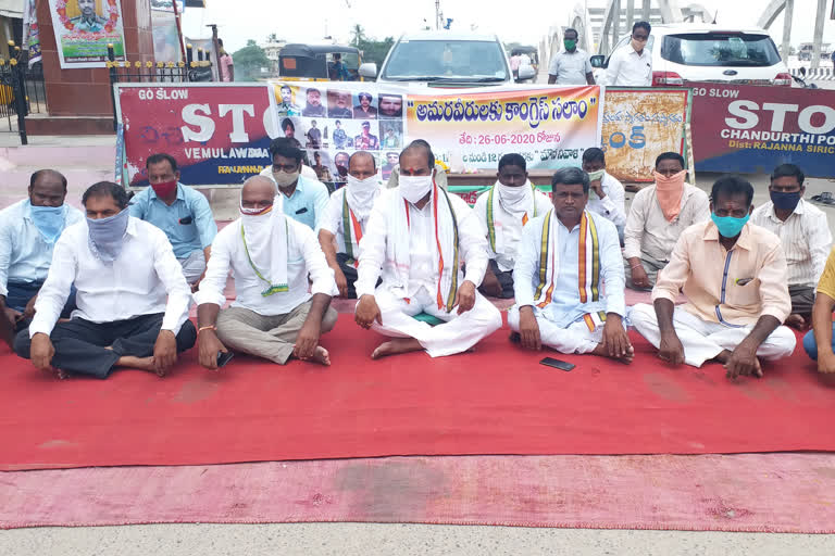 congress silent protest at vemulwada