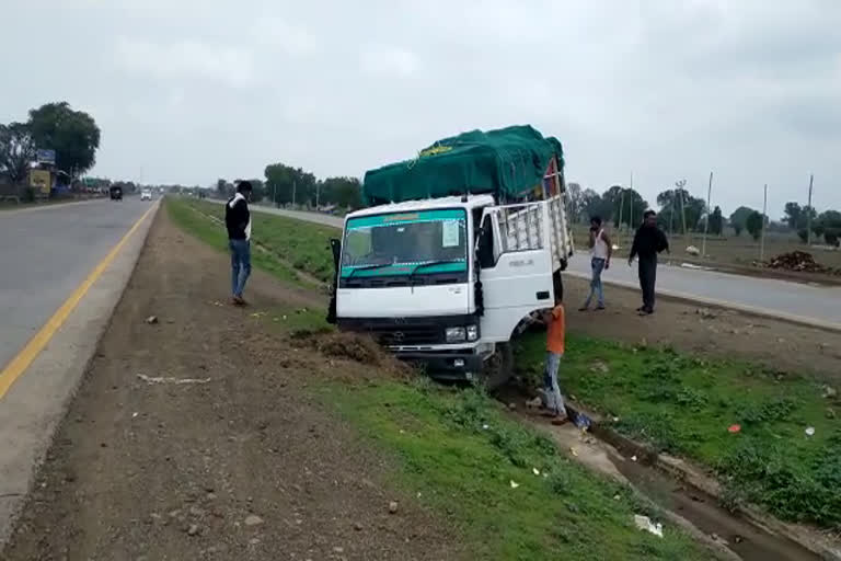 truck loaded with Banana overturned in Shajapur