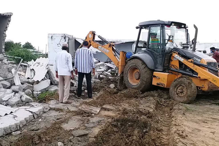 houses removed by municipal oficers in guntur with out any notice