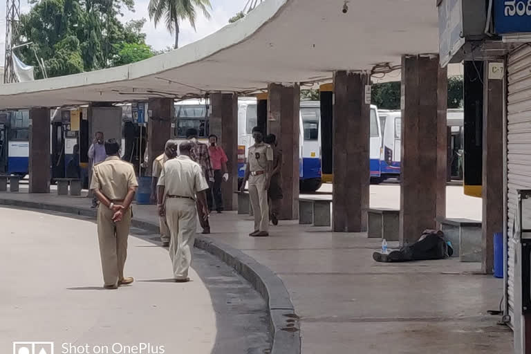 An old man fell in Majestic BMTC bustand suddenly