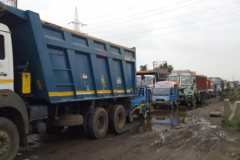 Heavy traffic on the Tapasi bridge in Jamuria